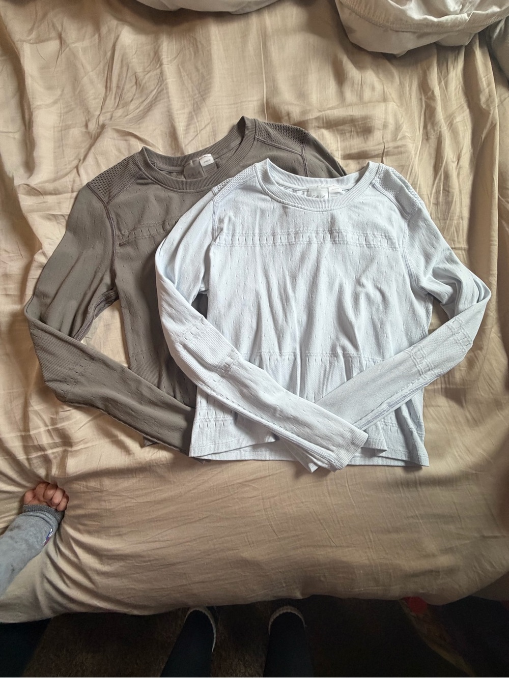 Pair of Long-Sleeve athletic crop tops — Light blue  and Taupe